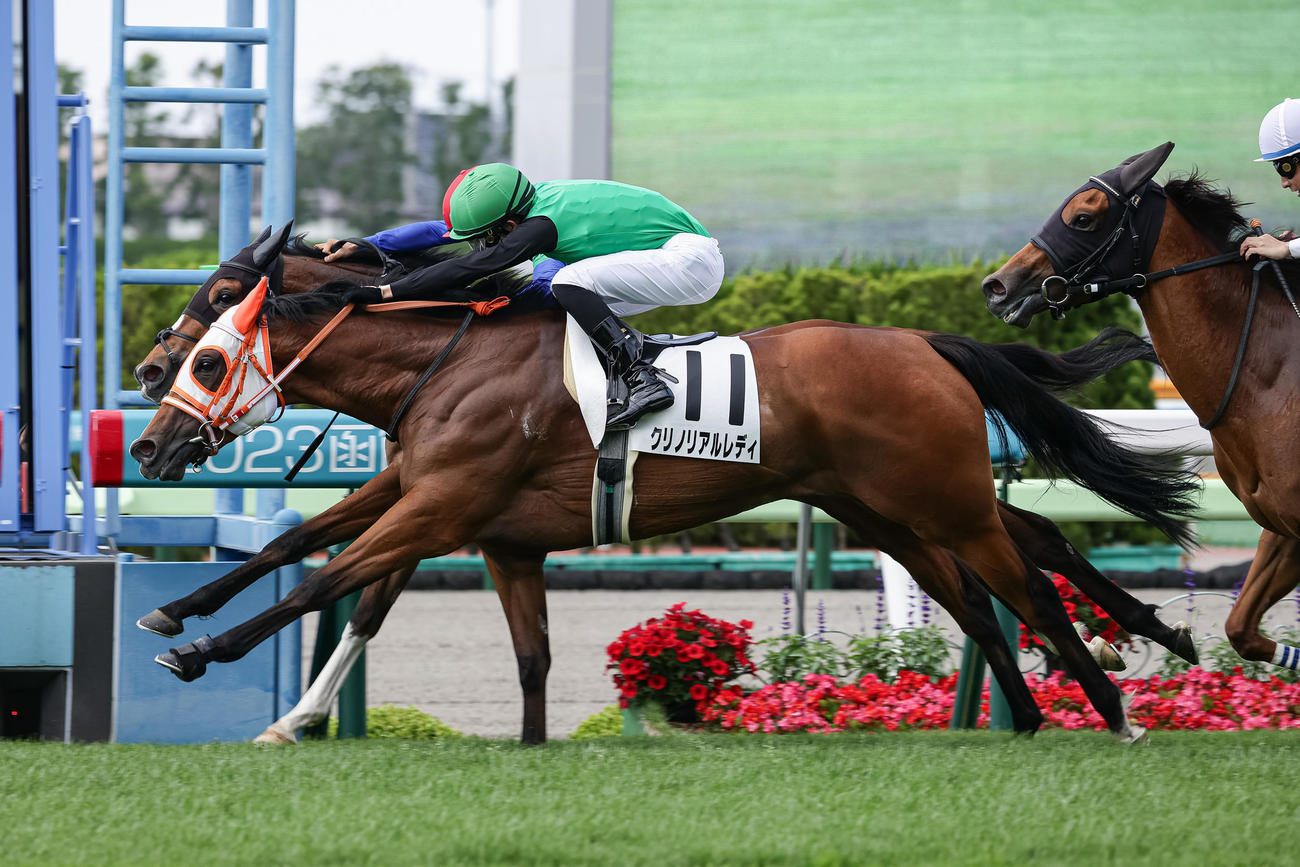 函館1Rを勝利したクリノリアルレディと小林勝騎手（撮影・村野早祐）