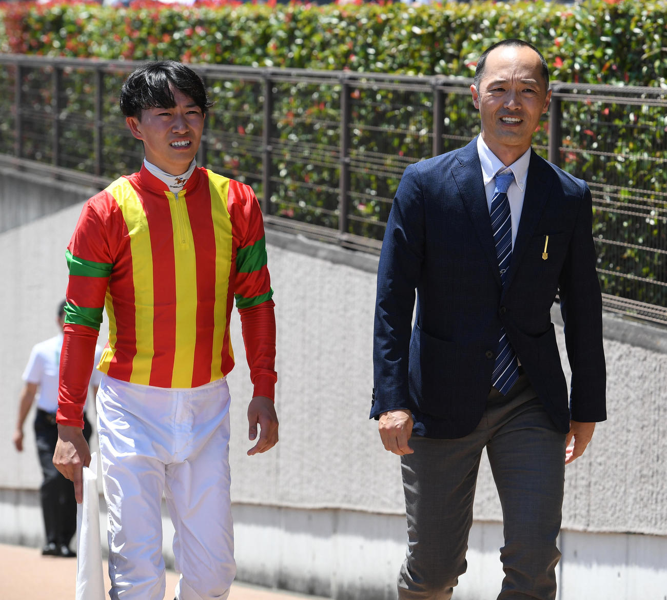 東京5R、新馬戦を制したノヴァエクスプレスの菅原明騎手（左）、鈴木慎調教師（撮影・柴田隆二）