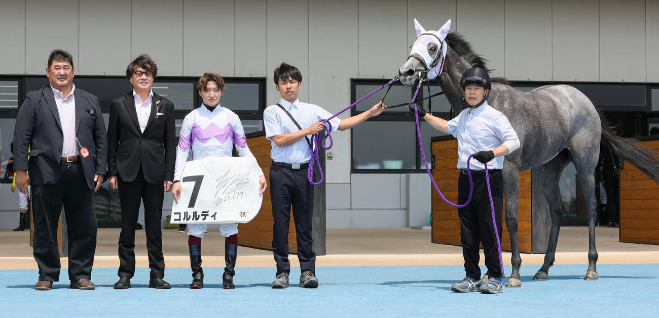 函館5R、デビュー戦を制したコルルディの口取り（撮影・村野早祐）