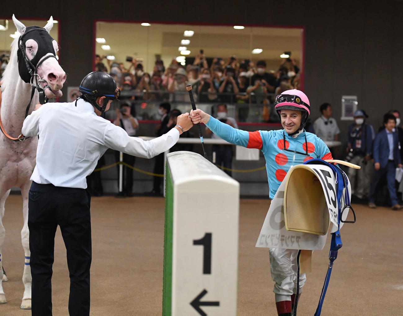 東京6R、新馬戦を制したアマンテビアンコでJRA通算1700勝を決めたルメール騎手（撮影・柴田隆二）