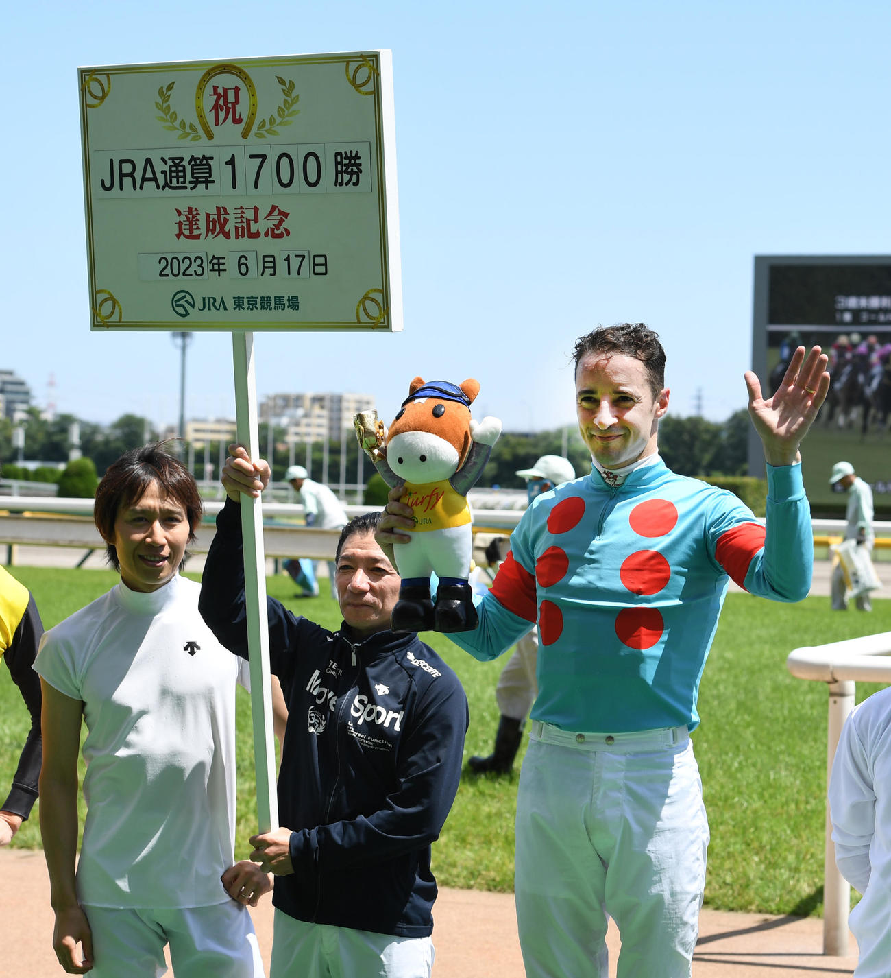 東京6R、新馬戦を制したアマンテビアンコのルメール騎手（右）はJRA通算1700勝を決めた（撮影・柴田隆二）