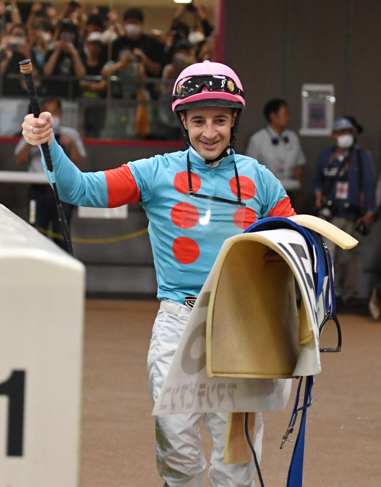 東京6R、新馬戦を制したアマンテビアンコでJRA通算1700勝を決めたルメール騎手（撮影・柴田隆二）