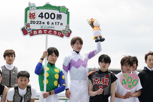 鮫島克駿騎手がJRA通算400勝達成「今年G1はまだ、もっと大きいところで