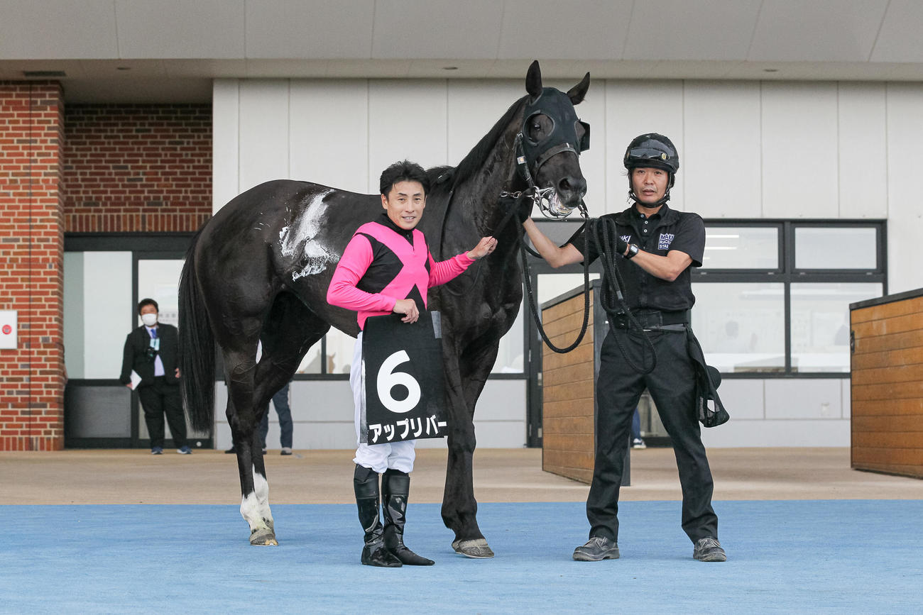 STV杯を制したアップリバーと吉田隼騎手（左）（撮影・村野早祐）