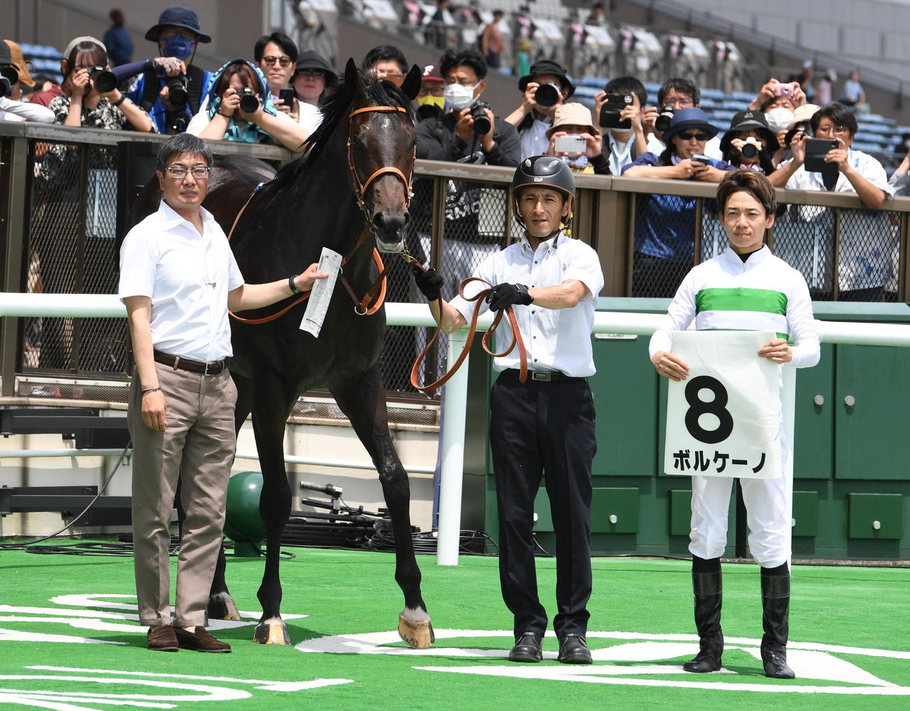 東京5R、新馬戦を制したボルケーノ、堀調教師（左）と松山騎手（右）（撮影・柴田隆二）