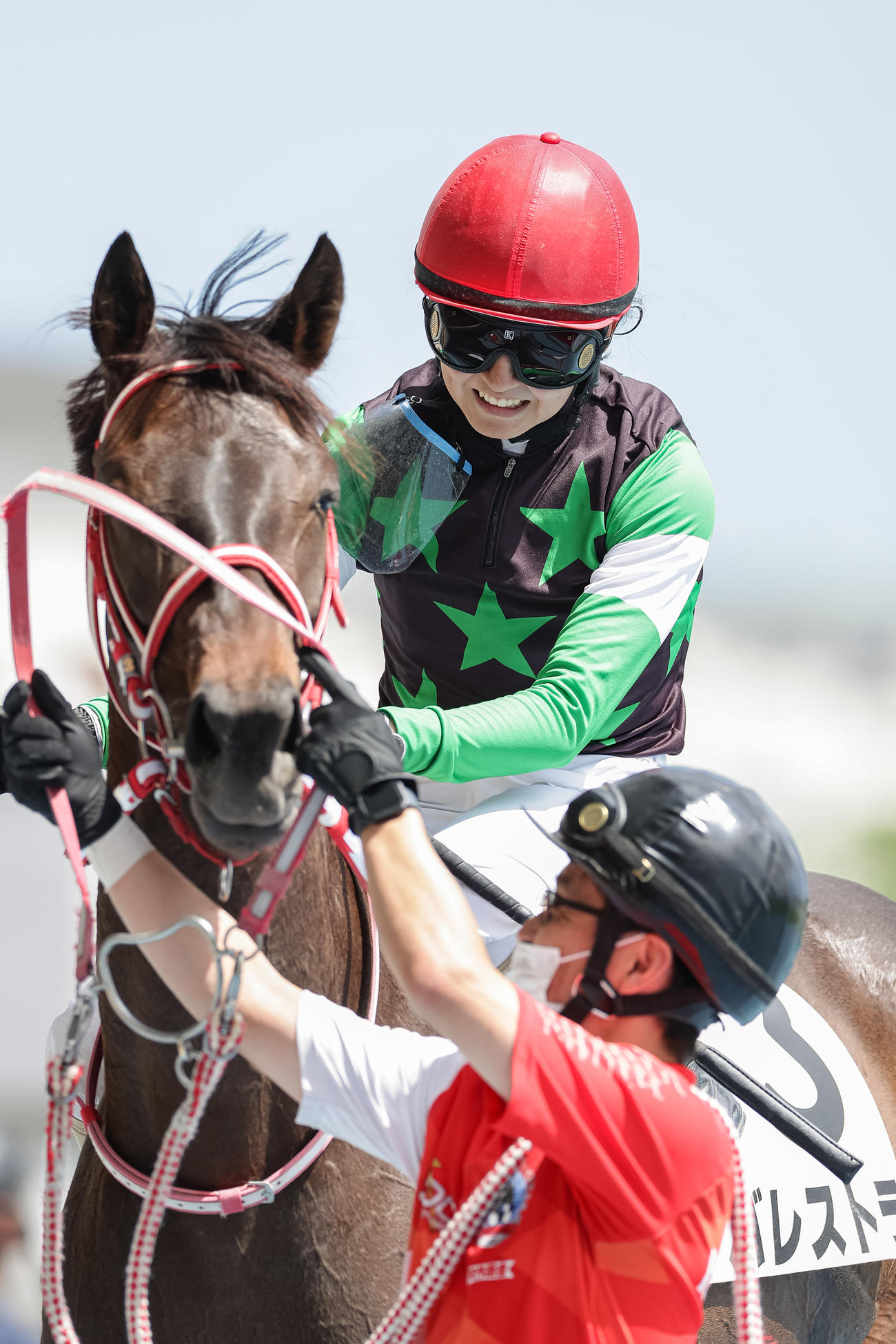 函館7R、バレストラに騎乗し復帰後初勝利を挙げた古川奈騎手（撮影・村野早祐）