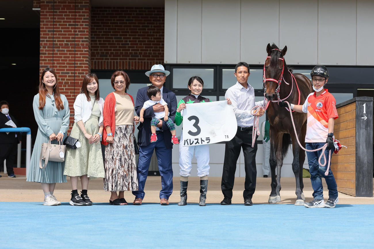 函館7R、バレストラに騎乗し復帰後初勝利を挙げた古川奈騎手（中央）（撮影・村野早祐）
