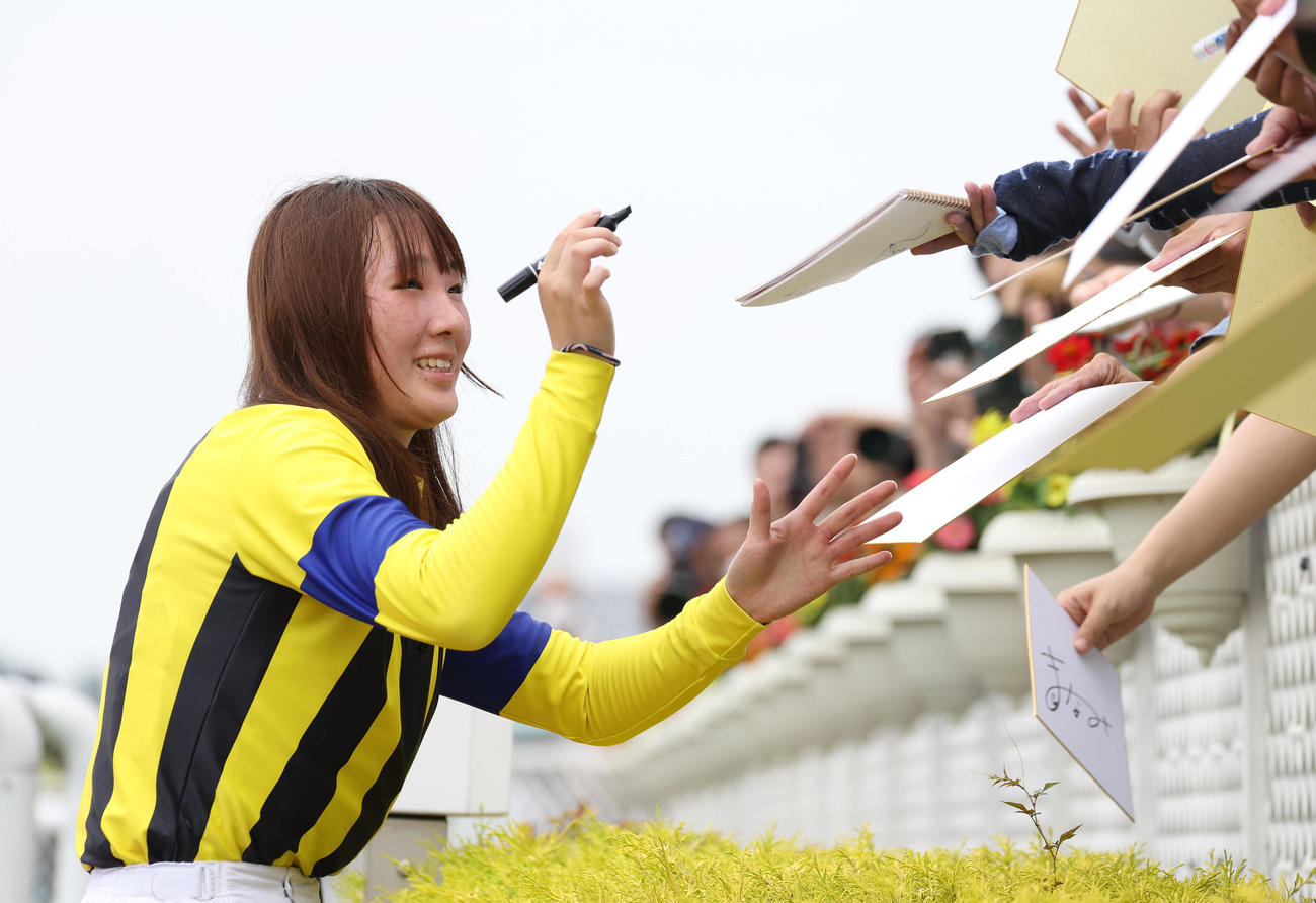 阪神8R、カネフラで復帰後初勝利を挙げファンのサイン攻めに応える永島騎手（撮影・白石智彦）