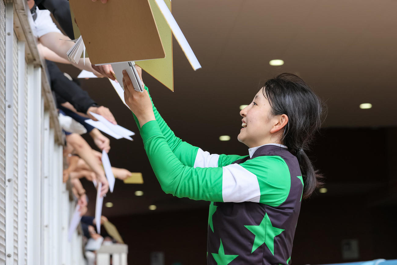 復帰後初勝利しファンにサインする古川奈騎手（撮影・村野早祐）