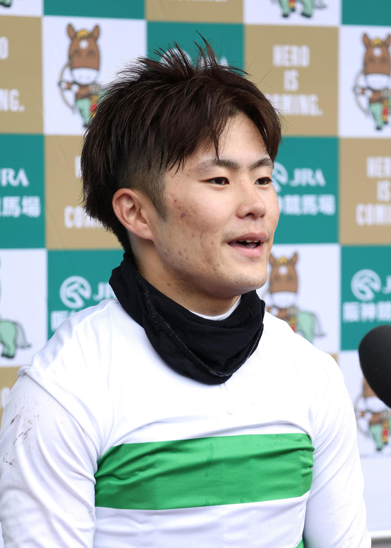 ビッグリボンでマーメイドSを制し、共同インタビューに答える西村淳騎手（撮影・白石智彦）