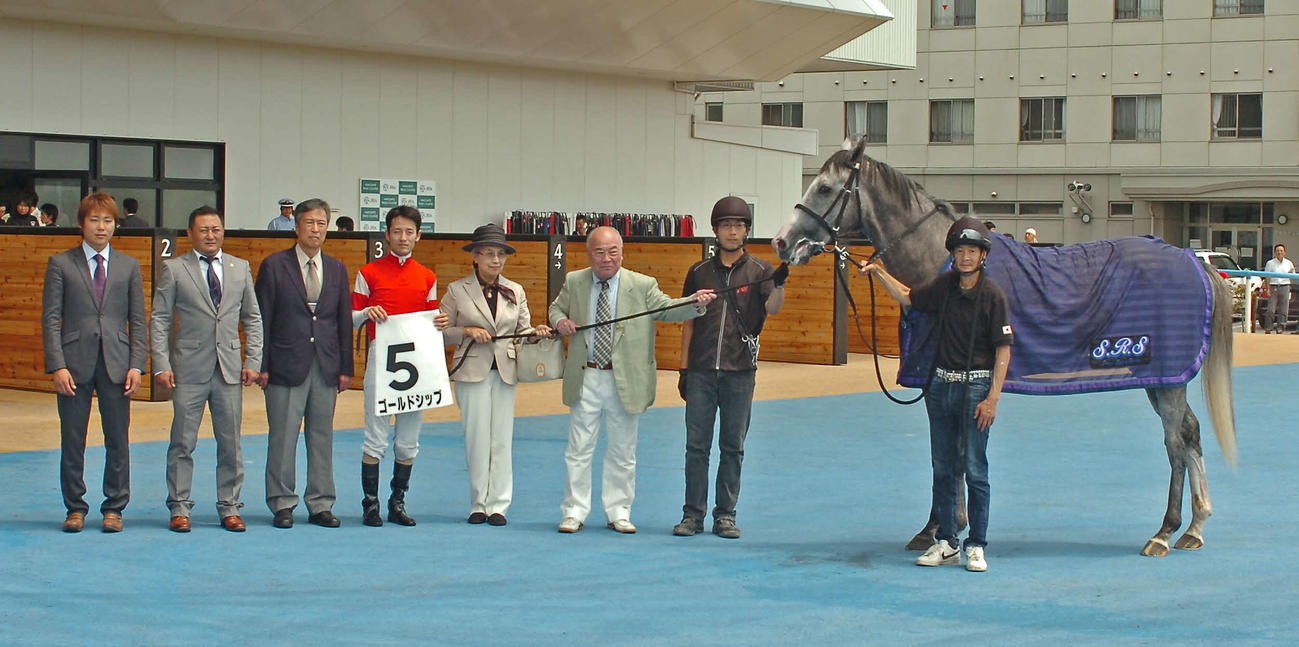 11年7月、2歳新馬を勝ったゴールドシップの口取り