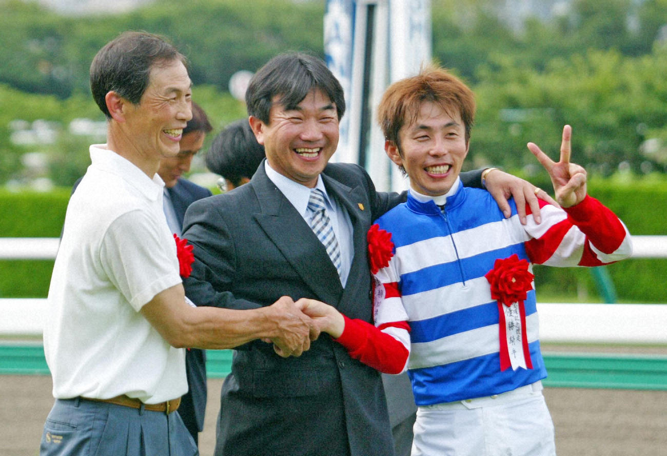 04年6月、宝塚記念を制したタップダンスシチーの（左から）中原厩務員、佐々木晶三師、佐藤哲三騎手は笑顔