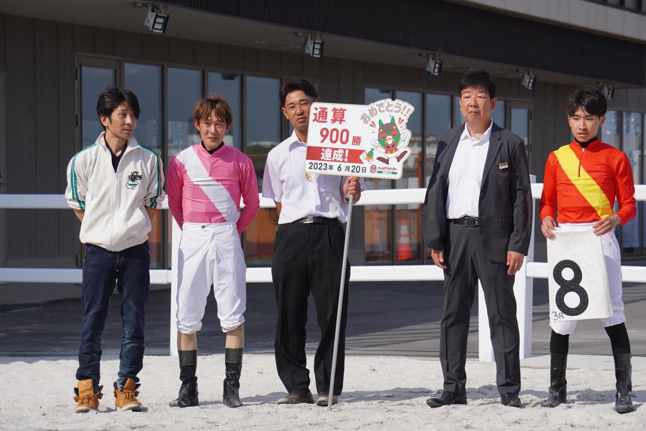 地方通算900勝を達成した林正人師（右から2人目）