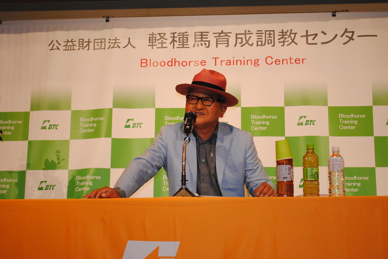 馬産地の育成業者らを対象に講演する矢作師