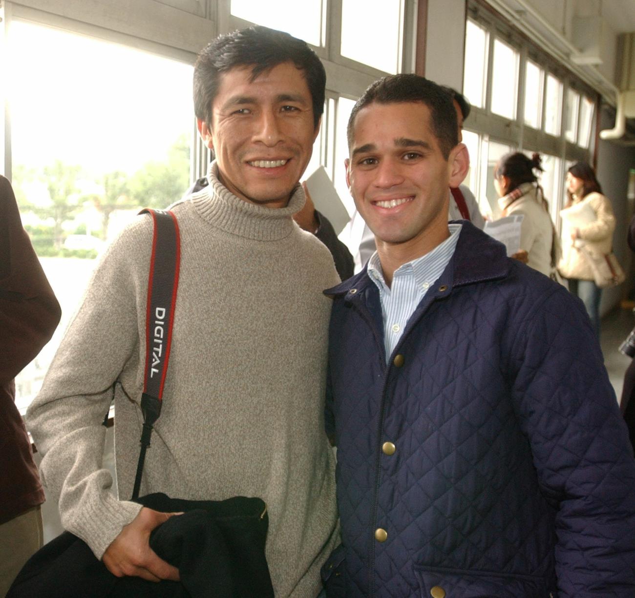 笑顔のプラード騎手（左）とハビエル・カステリャーノ騎手（2006年11月撮影）