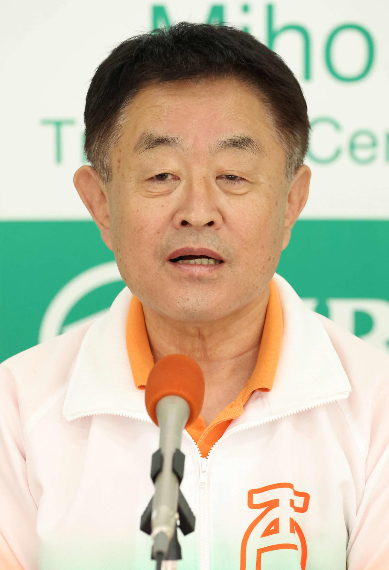 ライラックの追い切りを終えて記者会見に臨む相沢師（撮影・丹羽敏通）