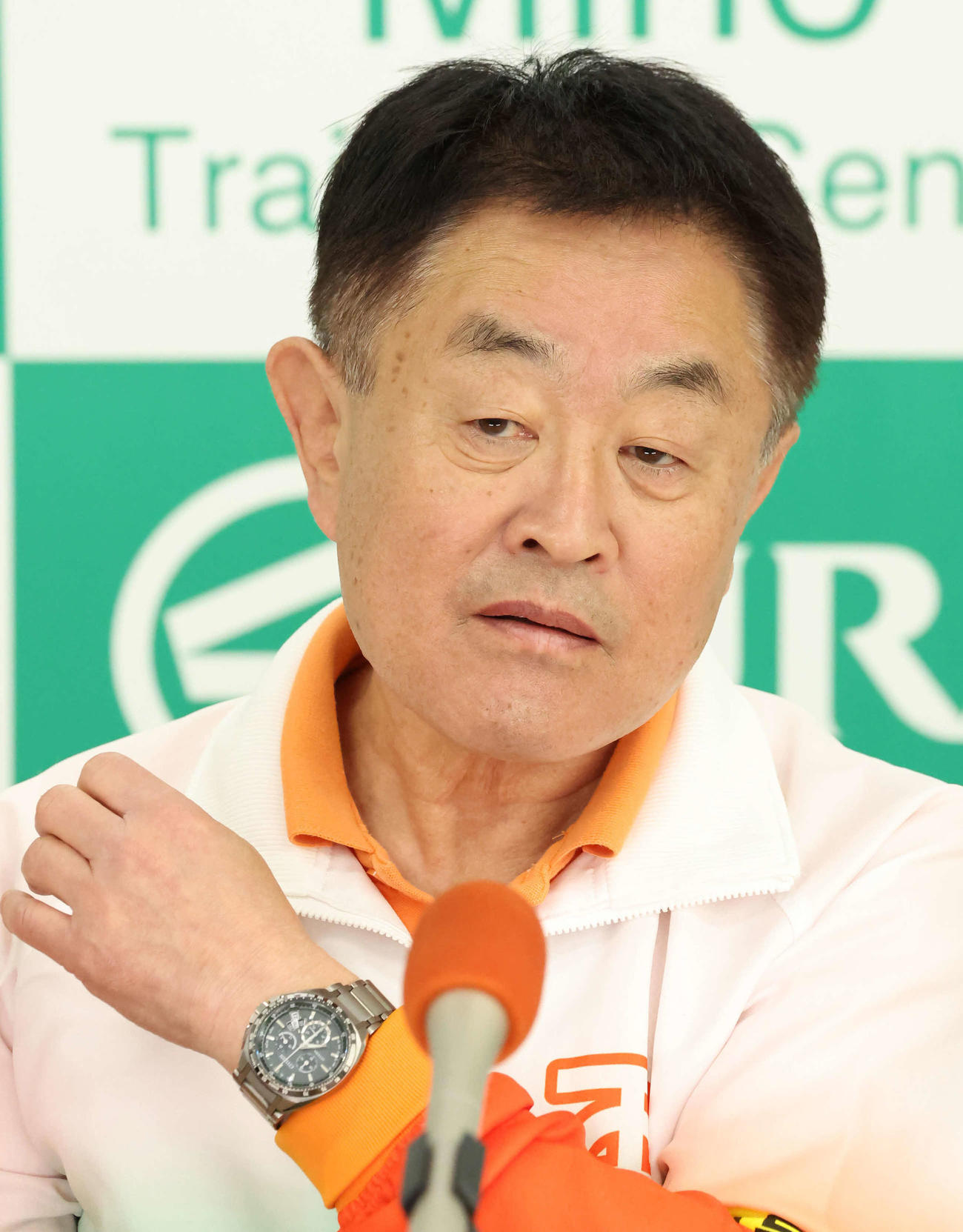 ライラックの追い切りを終えて記者会見に臨む相沢師（撮影・丹羽敏通）
