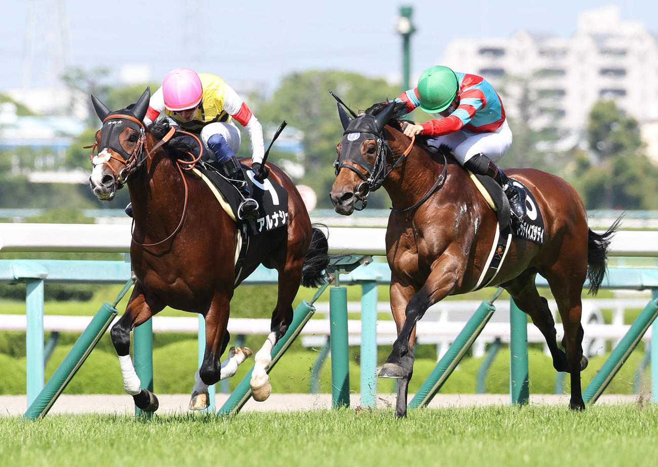 6月17日、逃げ切って垂水Sを制したアルナシーム（左）