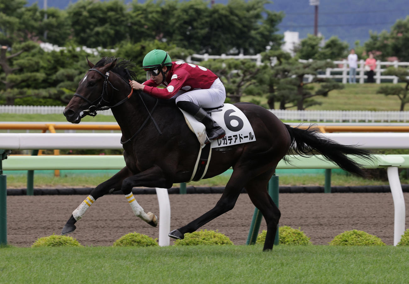 函館1R、2歳未勝利戦を制したレガテアドールと斎藤騎手（撮影・村野早祐）