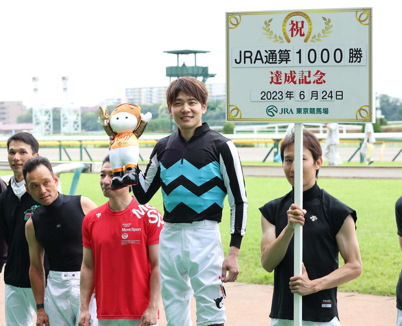 ヴェロキラプトルで2歳新馬戦を制してJRA通算1000勝を達成した三浦騎手