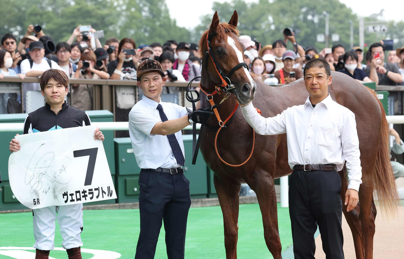 ヴェロキラプトルで2歳新馬戦を制してJRA通算1000勝を達成した三浦騎手（撮影・丹羽敏通）