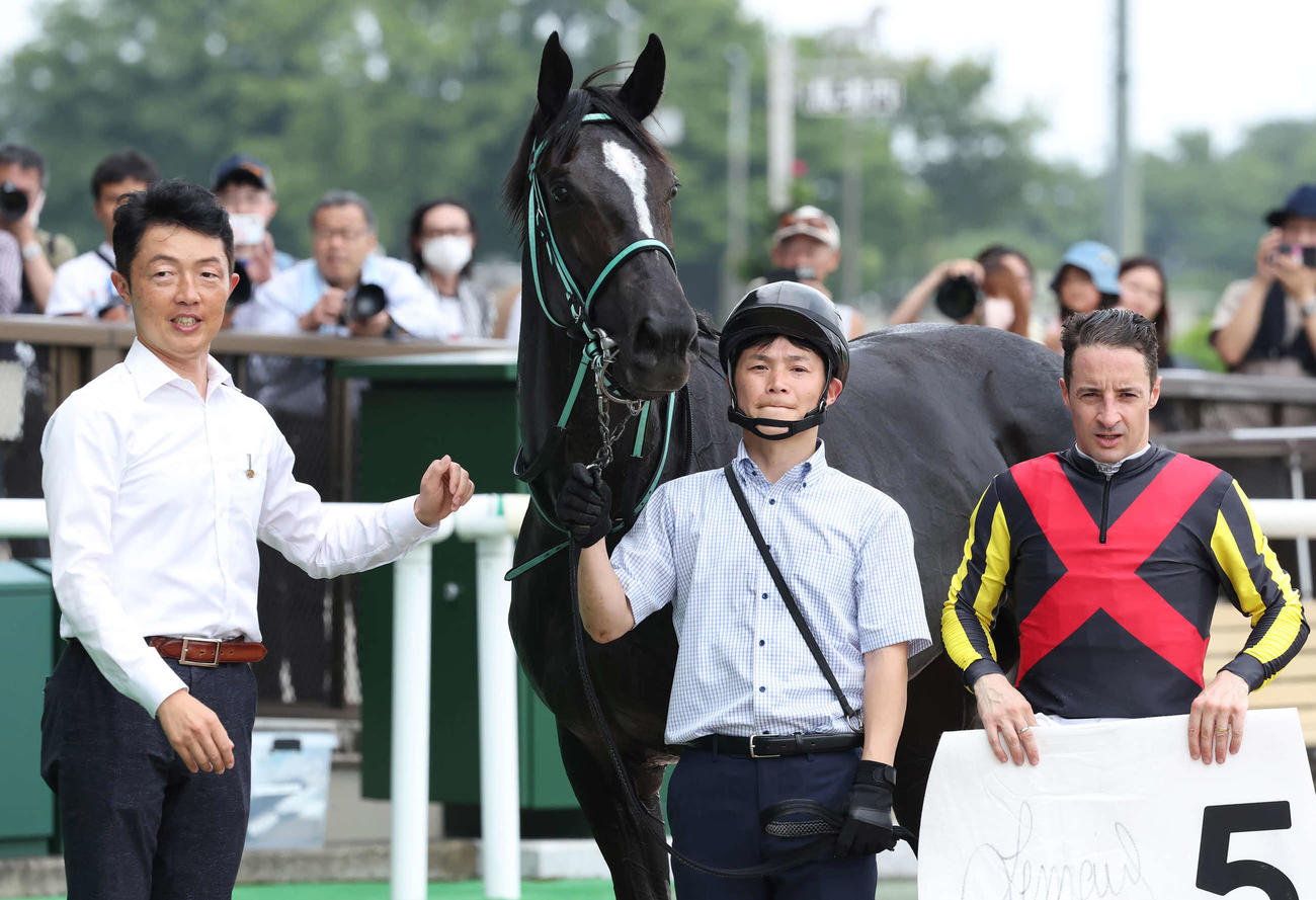 東京6R、デビュー戦を制したアスコリピチェーノの口取りをする黒岩師（左）とルメール騎手（撮影・丹羽敏通）