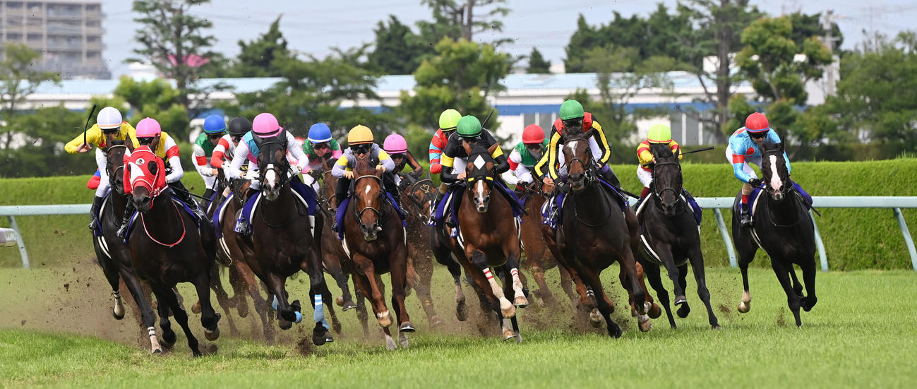 4角を大外で回ったイクイノックスは宝塚記念を差し切り勝利する（撮影・和賀正仁）