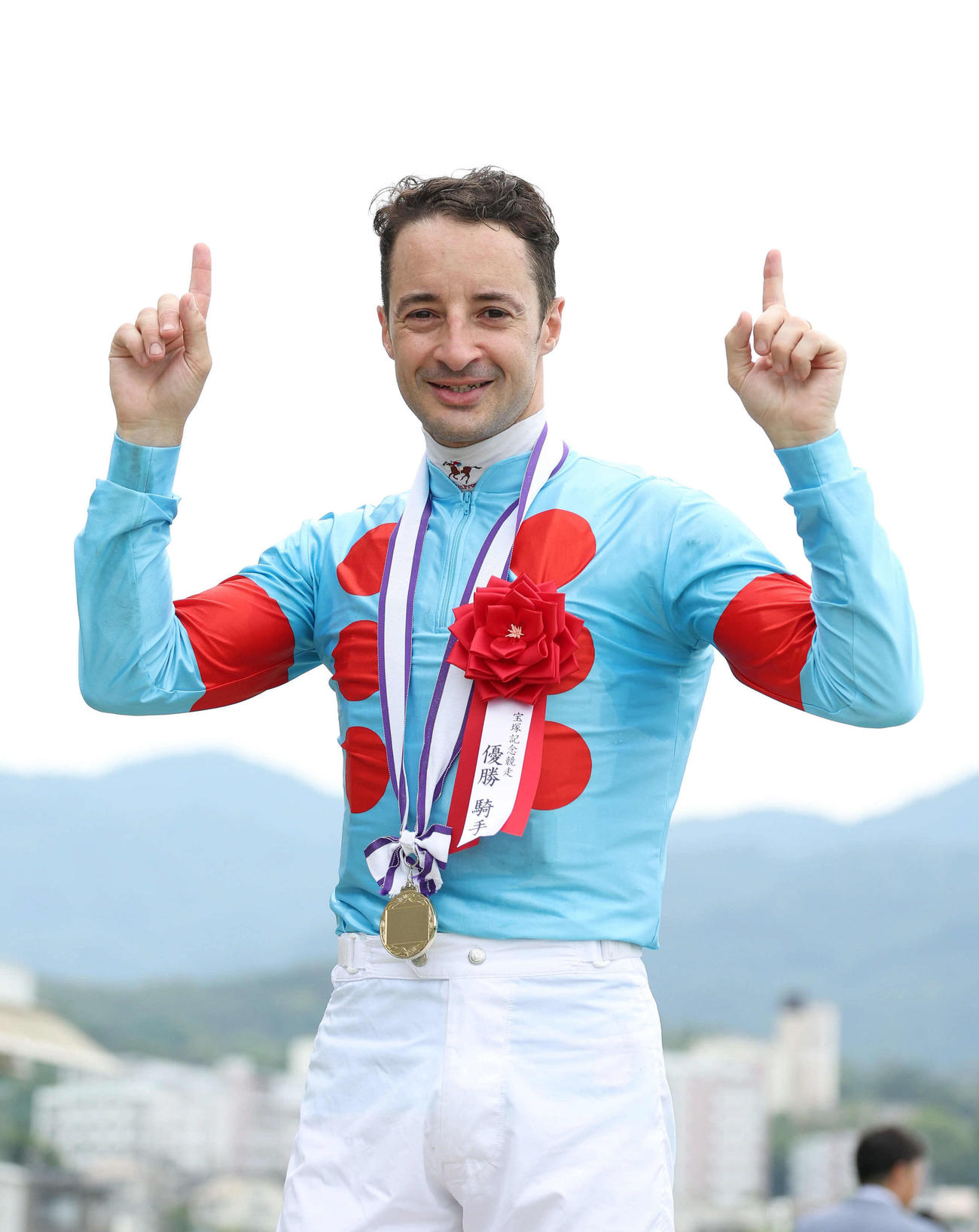 ヒーローインタビューを終え勝利をアピールするC・ルメール騎手（撮影・白石智彦）