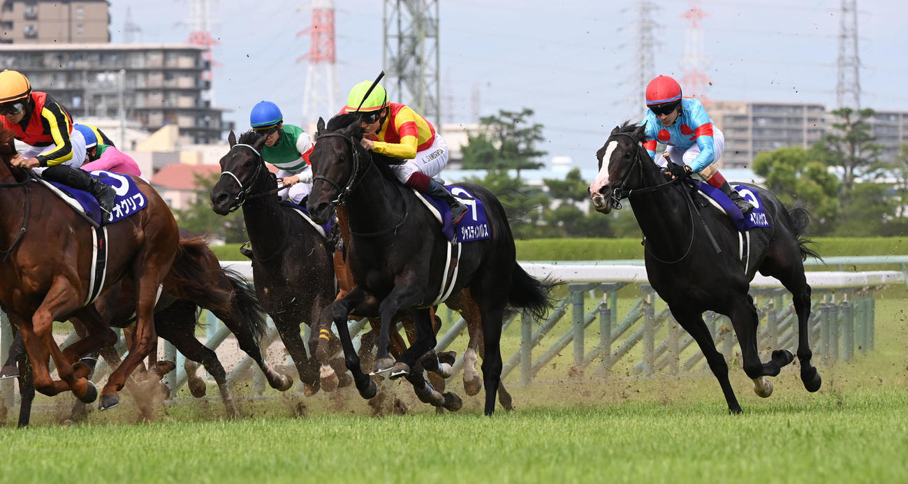 4角を大外で回ったイクイノックスは宝塚記念を差し切り勝利する（撮影・和賀正仁）