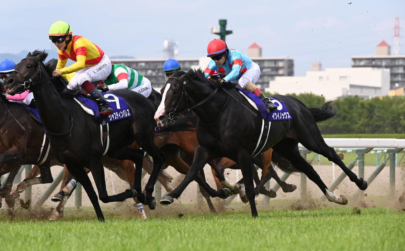 4角を大外で回ったイクイノックスは宝塚記念を差し切り勝利する（撮影・和賀正仁）
