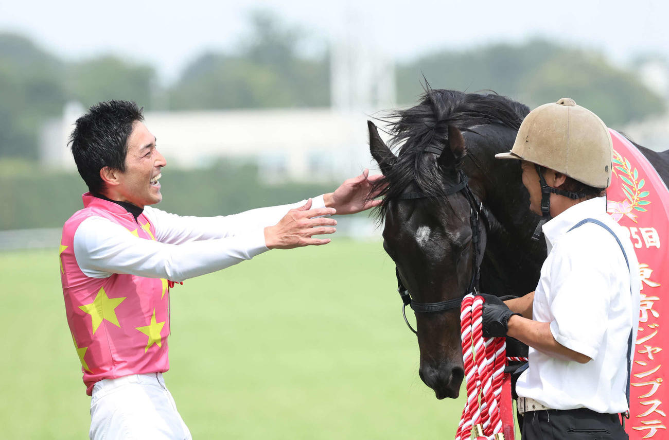 東京8R、東京ジャンプSを制したジューンベロシティに駆け寄る西谷騎手（撮影・丹羽敏通）
