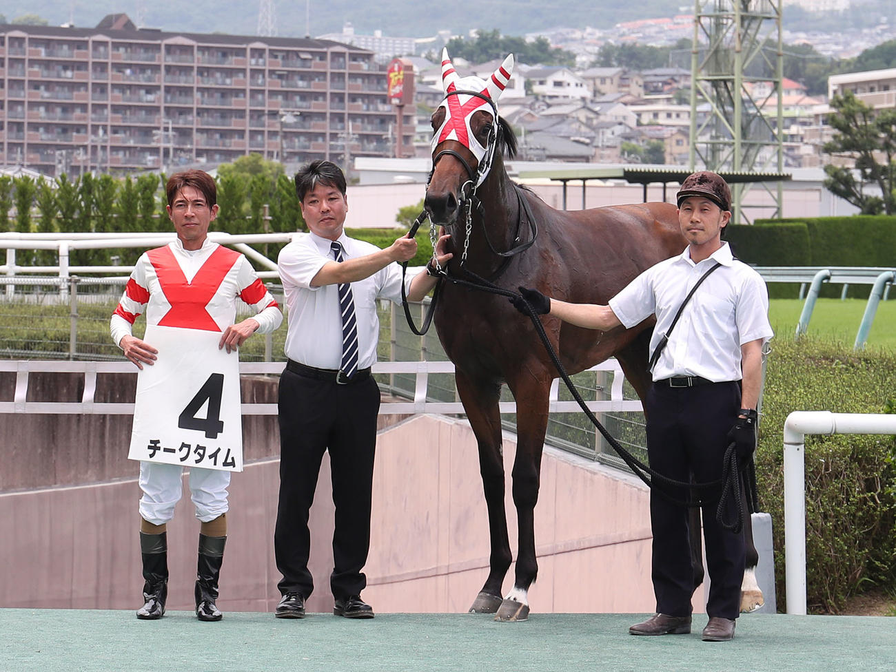 阪神5R、新馬戦を制したチークタイムと口取りに並ぶ和田竜騎手（左）（撮影・白石智彦）
