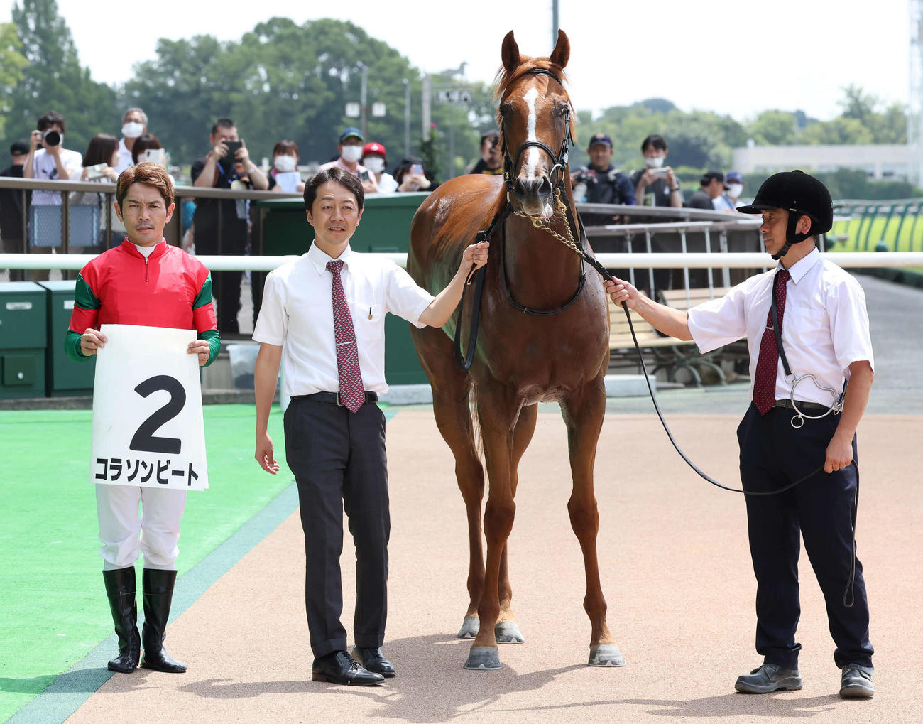 東京1R、2歳未勝利戦を快勝したコラソンビートの口取りをする戸崎騎手（左）と加藤士師（中央）（撮影・丹羽敏通）