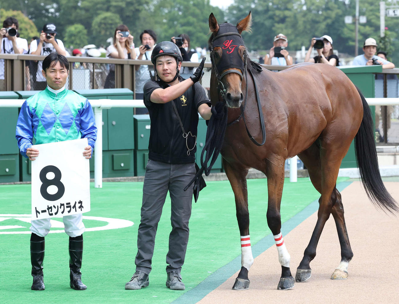 東京5R、デビュー戦に勝利したトーセンクライネの口取りをする大野騎手（撮影・丹羽敏通）