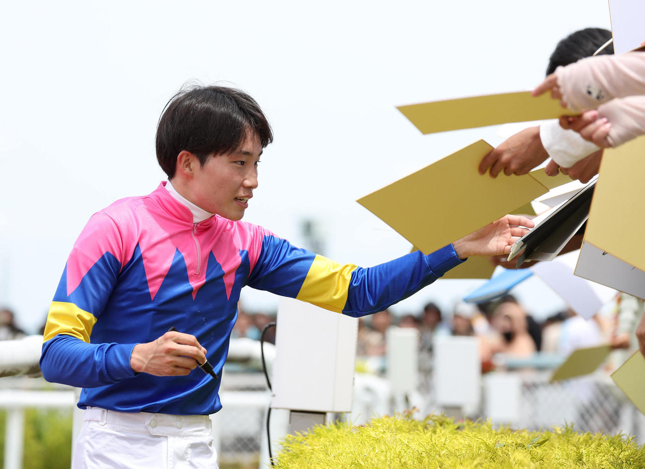 阪神6Rで復帰後初勝利を挙げ、ファンにサインする角田大河騎手（撮影・白石智彦）