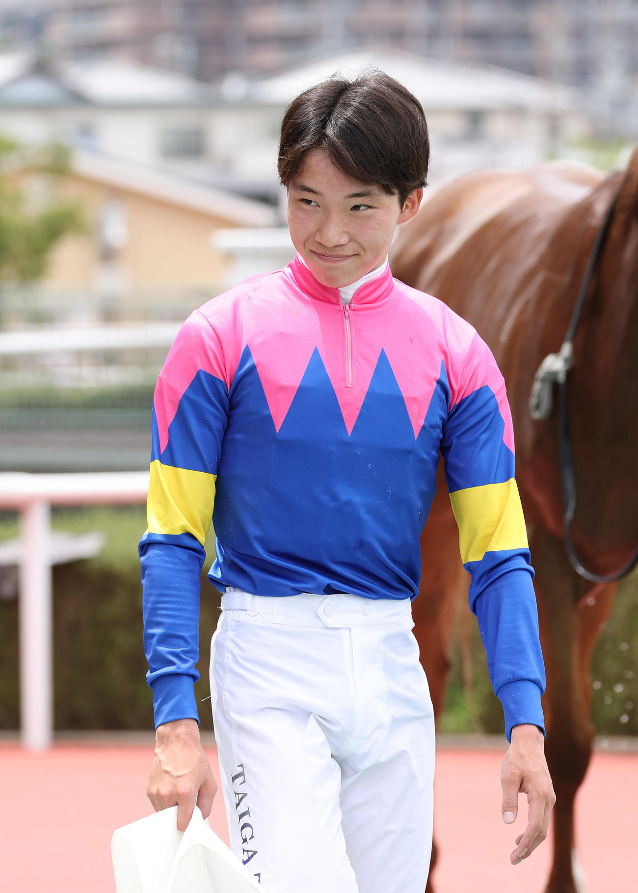 阪神6Rで復帰後初勝利を挙げ、笑顔を見せる角田大河騎手（撮影・白石智彦）