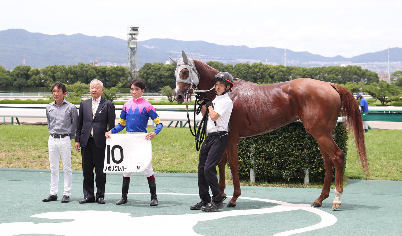阪神6Rで復帰後初勝利を挙げ、ノボリクレバーの口取りに並ぶ角田大河騎手（右から2人目）（撮影・白石智彦）