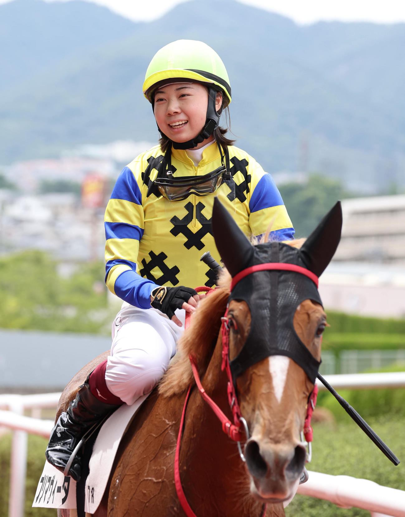 プリマヴィータで阪神7Rを逃げ切り復帰後初勝利を挙げた河原田騎手（撮影・白石智彦）