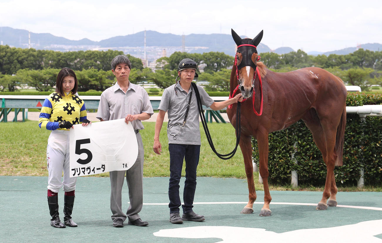 阪神7R、プリマヴィータで復帰後初勝利を挙げ口取りに並ぶ河原田騎手（左）（撮影・白石智彦）