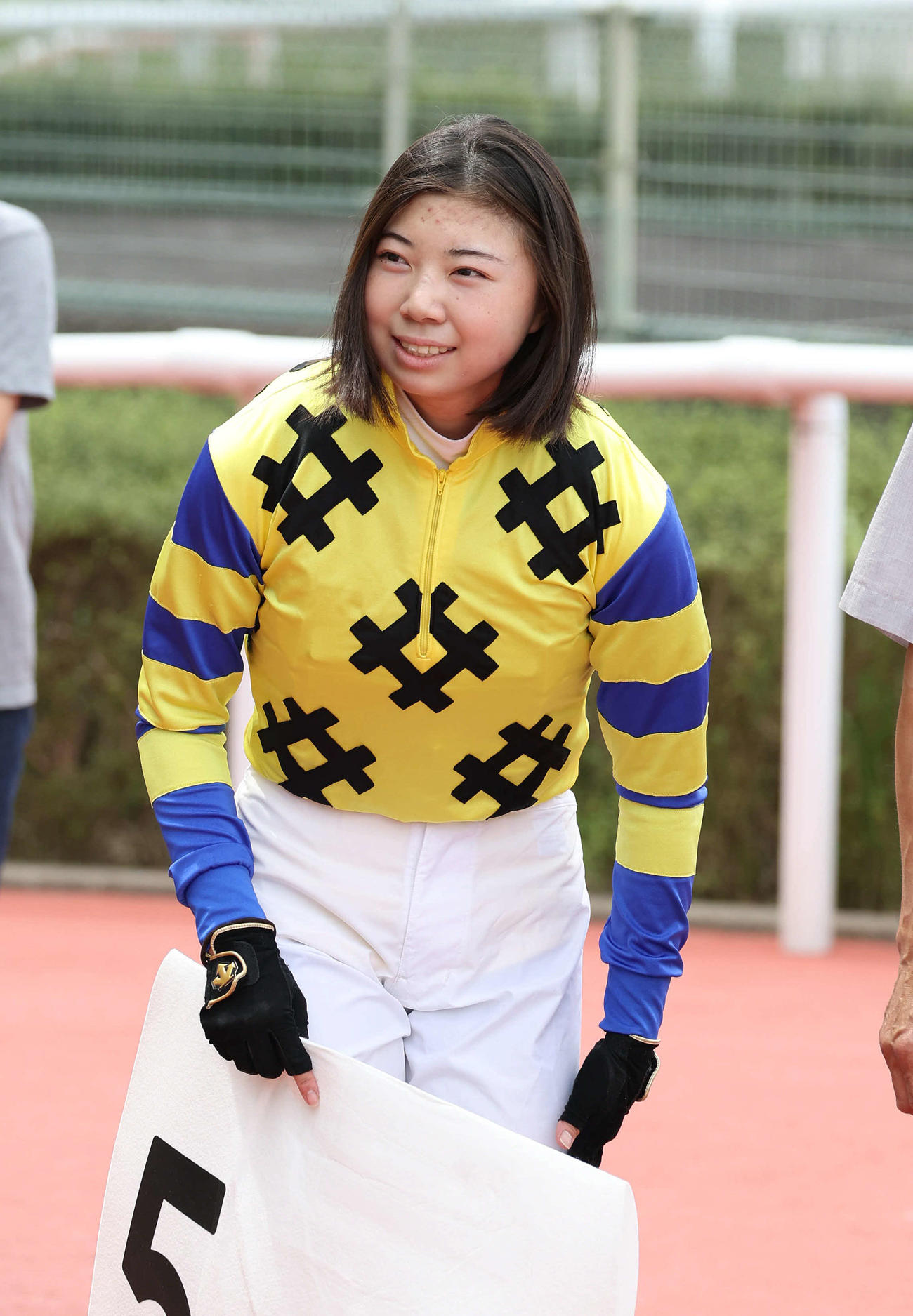 阪神7R、プリマヴィータで復帰後初勝利を挙げファンに一礼する河原田騎手（撮影・白石智彦）