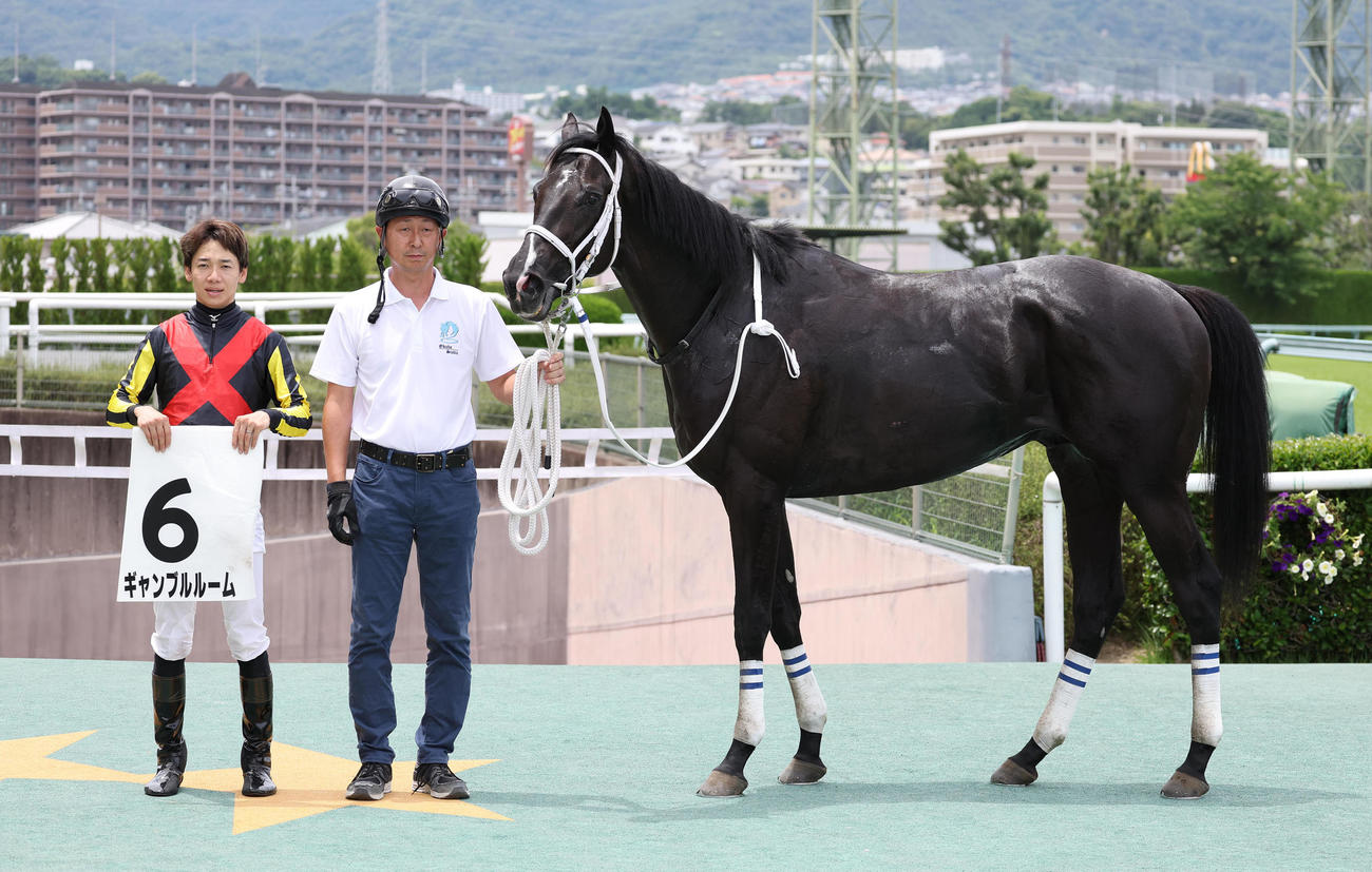 阪神5R新馬戦を快勝したギャンブルルームと口取りに並ぶ松山騎手（左）（撮影・白石智彦）