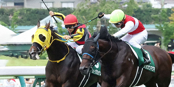 フェーングロッテンと松若風馬騎手（左）がラジオNIKKEI賞を制した（撮影・丹羽敏通）＝2022年7月3日、福島競馬場