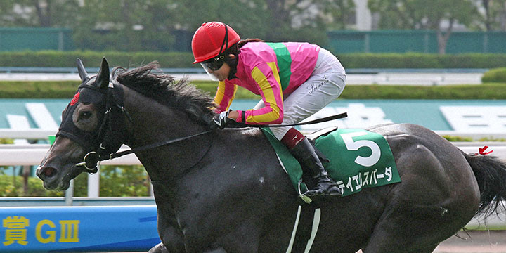 重賞制覇へ逃げきる今村聖奈騎乗のテイエムスパーダ（撮影・渦原淳）＝2022年7月3日、小倉競馬場