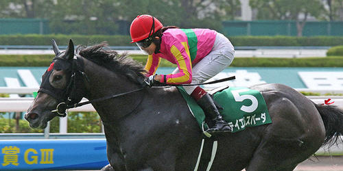 重賞制覇へ逃げきる今村聖奈騎乗のテイエムスパーダ（撮影・渦原淳）＝2022年7月3日、小倉競馬場