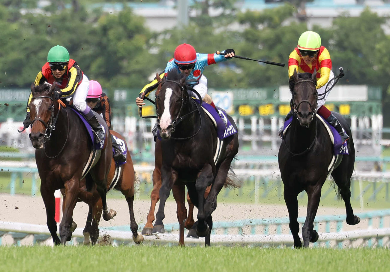 直線大外から力強く伸びて宝塚記念を制したイクイノックス（中央）。右は3着ジャスティンパレス