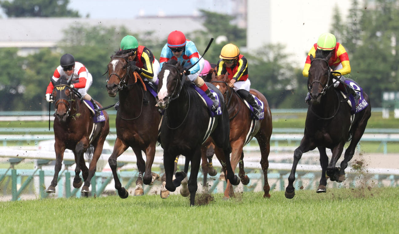 宝塚記念4着に敗れたジェラルディーナ（左から2頭目）。中央は勝ったイクイノックス