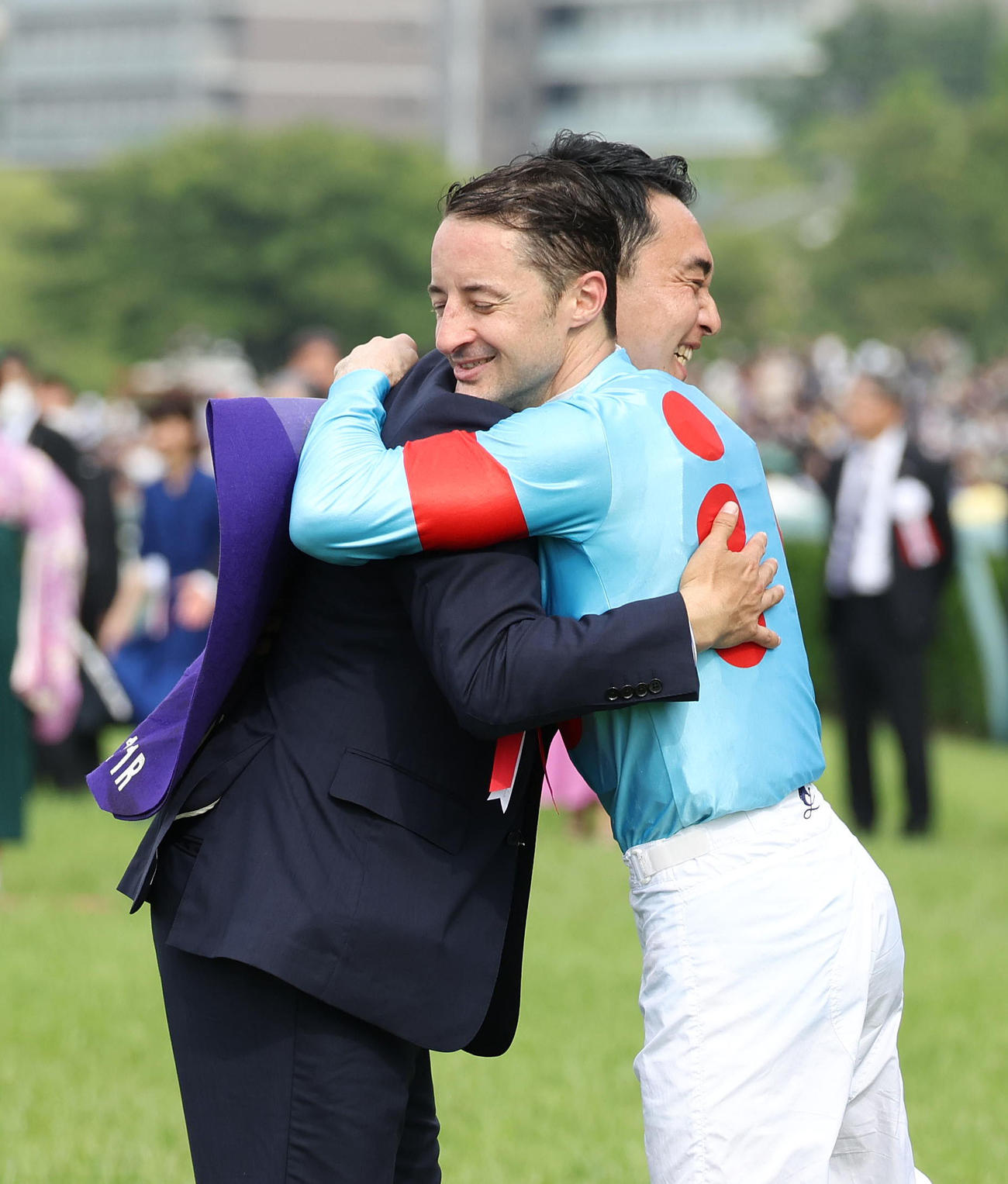 米本昌史氏（左）と抱き合って喜ぶC・ルメール騎手（撮影・白石智彦）