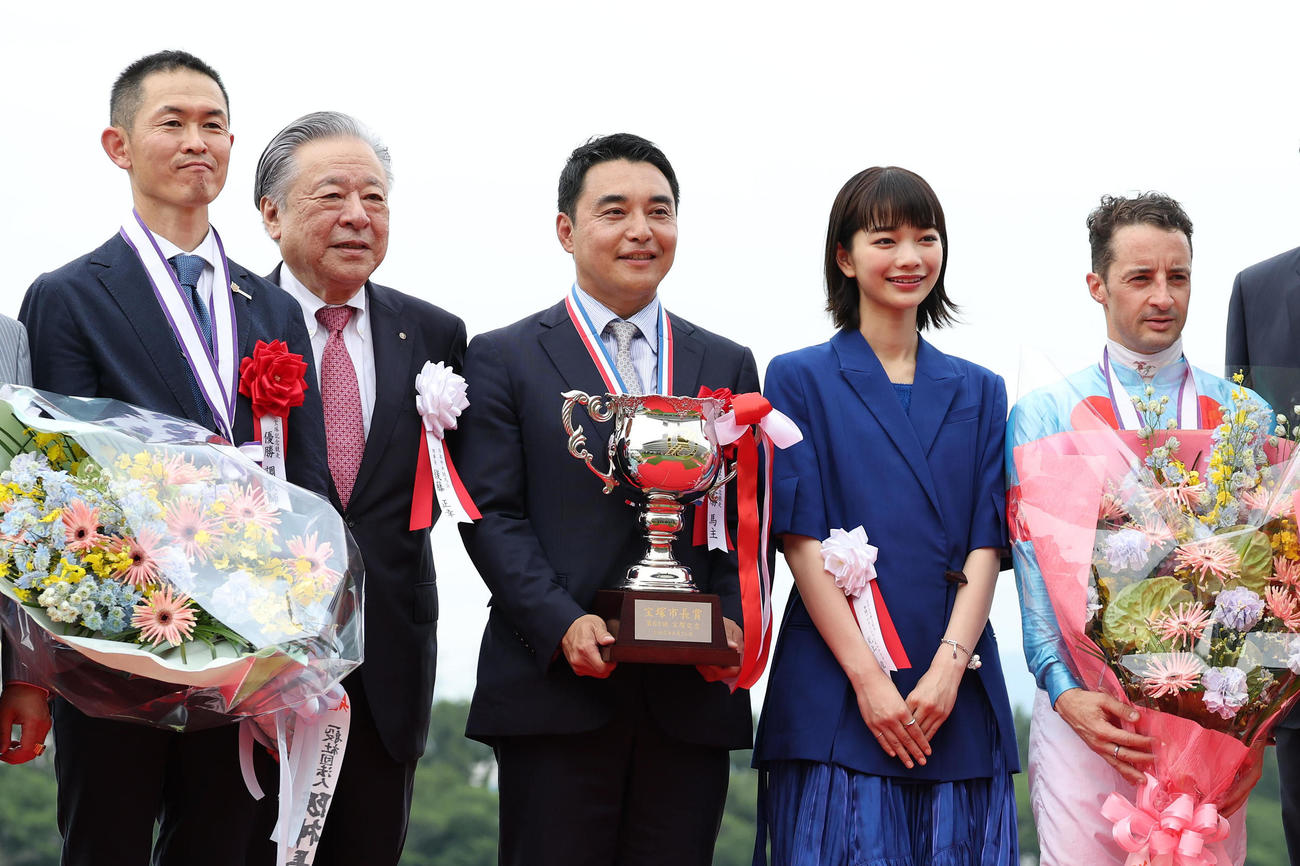 記念写真に納まる左から、木村師、後藤JRA理事長、米本昌史氏、見上愛、ルメール騎手（撮影・白石智彦）