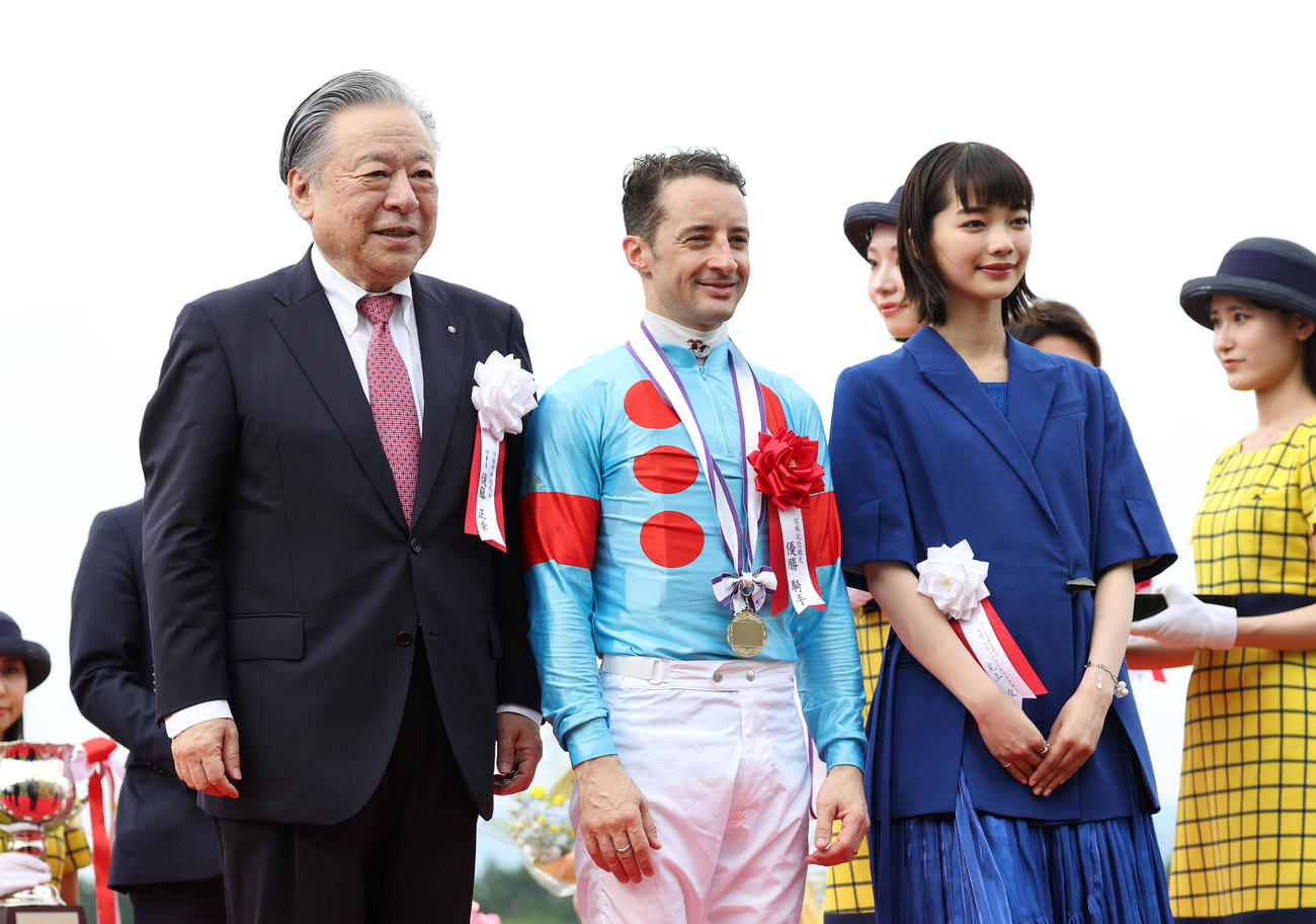 表彰式で笑顔を見せる左から、後藤JRA理事長、ルメール騎手、プレゼンターの見上愛（撮影・白石智彦）
