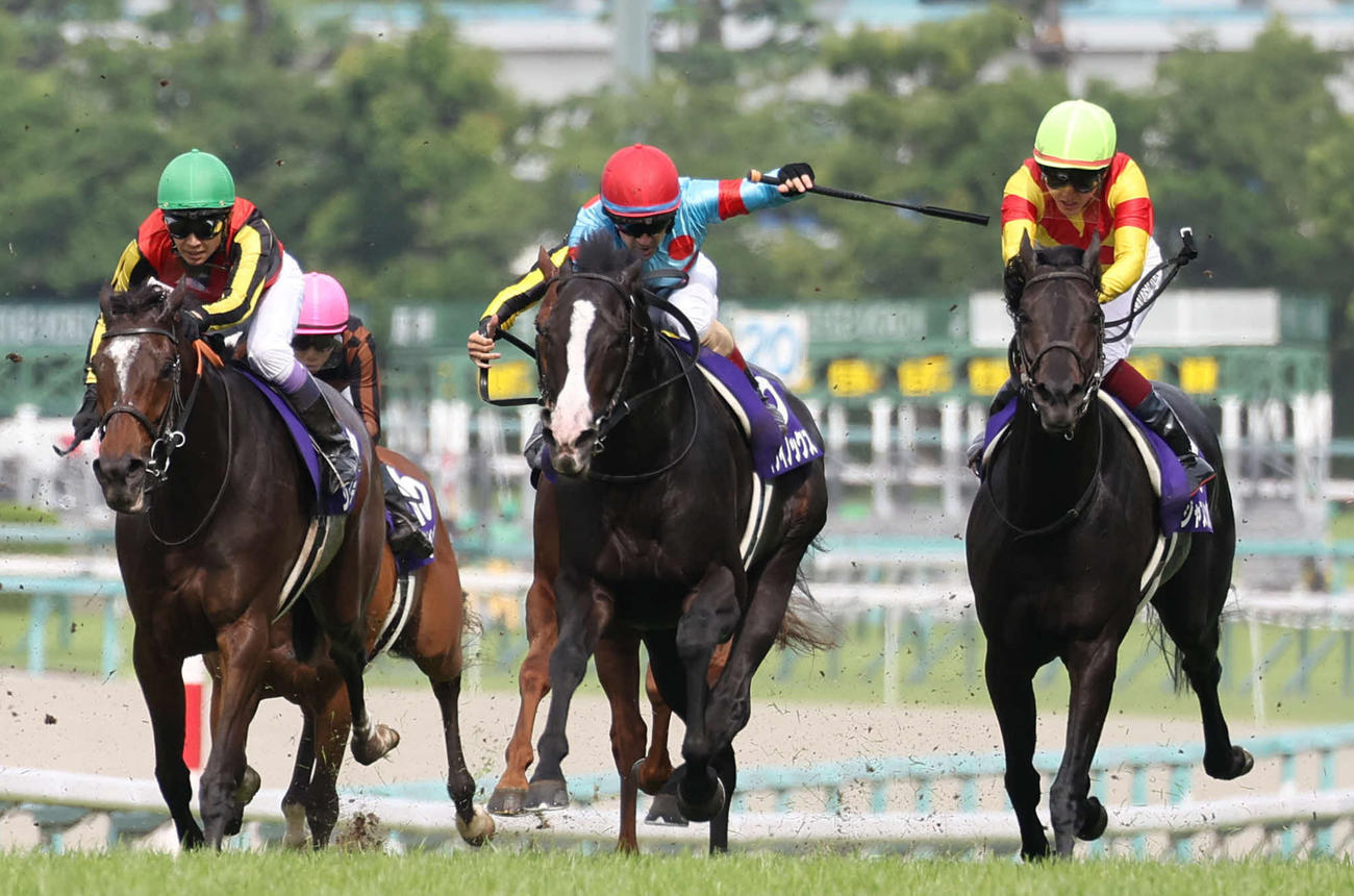 直線大外から力強く伸びて宝塚記念を制したイクイノックス（中央）（撮影・白石智彦）